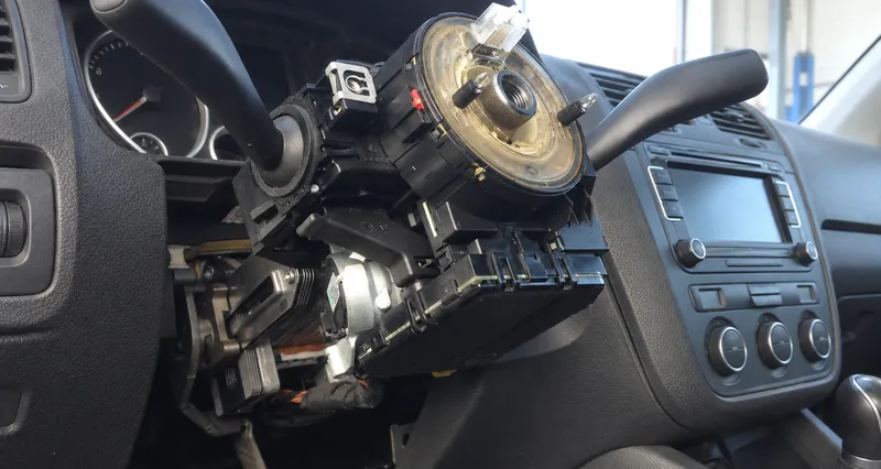 Замена подрулевого переключателя Volkswagen Golf 5, руль снят